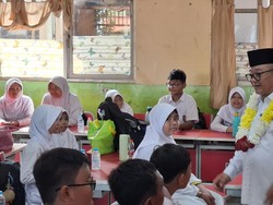 Sosialisasikan PP Tunas, Mendikdasmen: Siswa Boleh Bawa HP ke Sekolah, Asal..