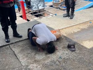 Nelayan Situbondo Sujud Syukur Usai Perahu Karam-Terapung 4 Jam di Bali