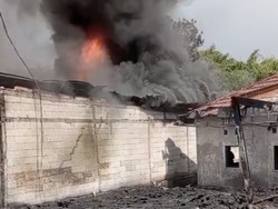 Belum Padam, Api Berkobar di Ruang Penyimpanan Tiner Pabrik Helm Bogor