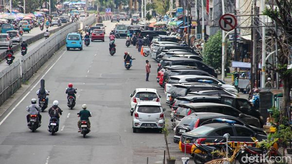 Parkir Liar Kuasai Jalan Jatinegara Timur, Kendaraan Berjejer di Badan Jalan