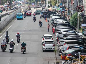 Parkir Liar Kuasai Jalan Jatinegara Timur, Kendaraan Berjejer di Badan Jalan