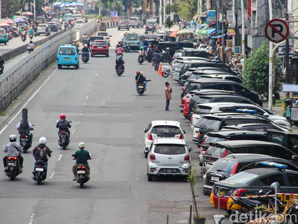 Parkir Liar Kuasai Jalan Jatinegara Timur, Kendaraan Berjejer di Badan Jalan