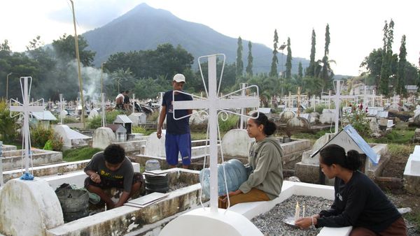 Tradisi Bersih Makam Menjelang Semana Santa