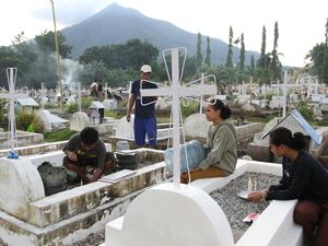 Tradisi Bersih Makam Menjelang Semana Santa