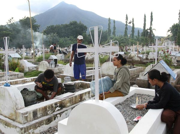 Tradisi Bersih Makam Menjelang Semana Santa