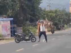 Pria ODGJ Ngamuk Tutup Jalan Poros Pinrang-Polman gegara Palu Hilang