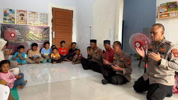 Polda Sumsel salurkan bantuan di OKU Timur. (dok. ist)