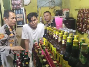 Polres Serang Razia Warung Jamu, Puluhan Botol Miras hingga Tuak Disita