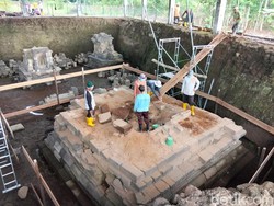 Terpopuler: Kepingan Emas Ditemukan Saat Pemugaran Candi Losari