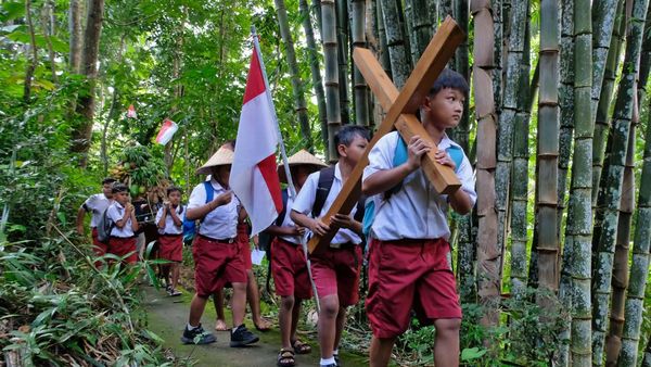 Prosesi Jalan Salib di Menoreh Tanamkan Kepedulian Sejak Dini