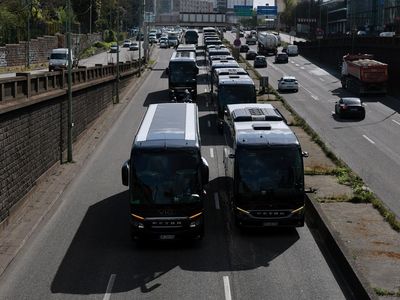 Protes BBM Mahal, Truk dan Bus Melaju Lambat di Paris