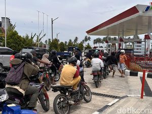 Warga Antre di SPBU Paleteang Pinrang karena Truk Pengangkut BBM Telat