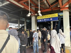 Stasiun Bekasi Kembali Dipadati Penumpang di Senin Pertama Usai Libur Lebaran