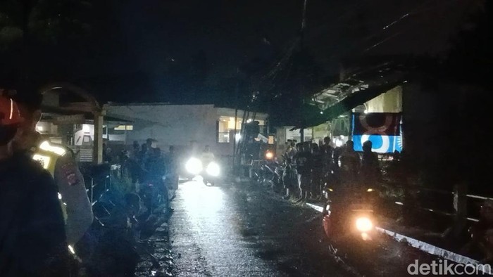 Suasana lokasi kejadian pemuda hilang di tepi sungai Cilamajang Kawalu Tasikmalaya.