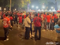 Video: RI Vs Bulgaria, Hujan Tak Surutkan Semangat Suporter Merahkan GBK