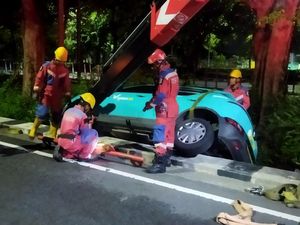 Taksi Listrik di Surabaya Terperosok ke Saluran Air, Sopir Diduga Ngantuk