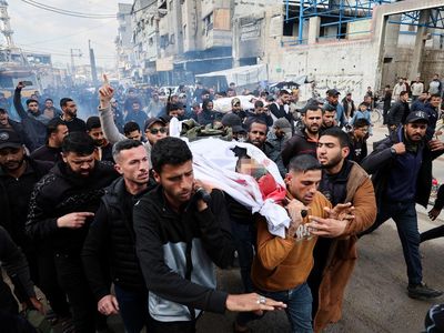 Tangis Iringi Pemakaman Korban Serangan Israel