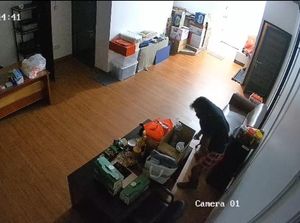 Terekam CCTV, Maling Sasar Gudang di Tangerang Saat Ditinggal Korban Mudik