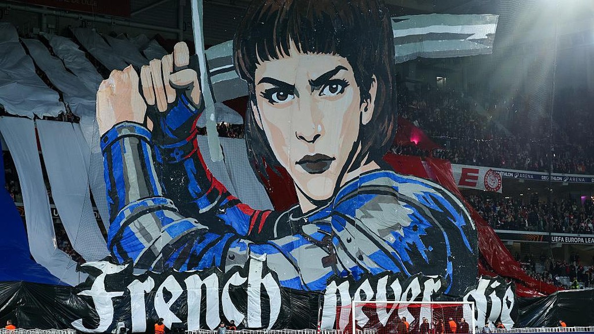 Fans Lille memasang tifo bergambar Santa Joan of Arc di laga Liga Europa. (Foto: Getty Images/Catherine Steenkeste)