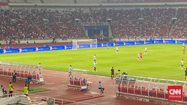 John Herdman memberikan instruksi kepada pemain Timnas Indonesia.