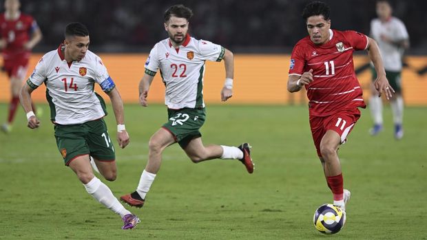 Pesepak bola Timnas Indonesia Ragnar Oratmangoen (kanan) berusaha melewati pesepak bola Bulgaria Christian Stoyanov (tengah) dan Filip Krastev (kiri) saat final FIFA Series 2026 di Stadion Utama Gelora Bung Karno (SUGBK), Senayan, Jakarta, Senin (30/3/2026). ANTARA FOTO/Fauzan/hma/bar