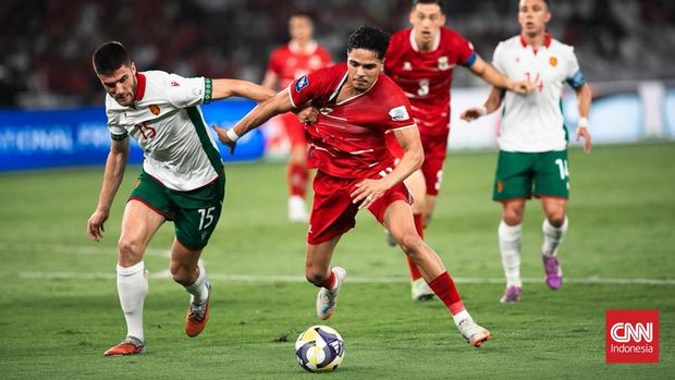 Winger Timnas Indonesia Ragnar Oratmangoen berebut bola dengan pemain Bulgaria Petko Hristov dalam final FIFA Series 2026 di Stadion Utama Gelora Bung Karno (SUGBK), Senayan, Jakarta, Senin (30/3/2026). CNN Indonesia/Adi Maulana Ibrahim