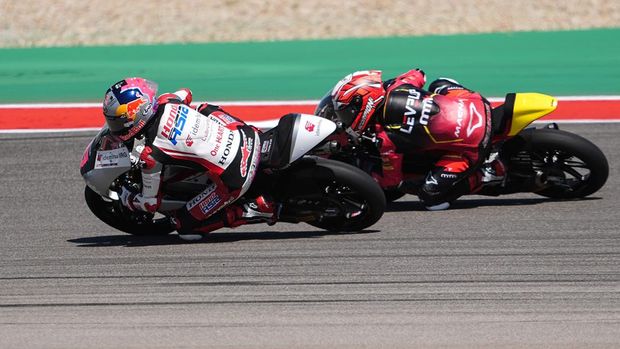Pembalap Indonesia Veda Ega Pratama saat balapan di ajang Moto3 Amerika 2026 di Circuit of the Americas (COTA), Minggu (29/3). (Honda Team Asia)