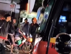 Viral Bus Harapan Jaya Ngeblong di Branggahan Kediri Diadang Pemotor