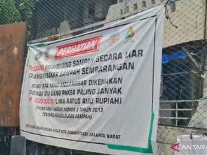 Warga Tolak Penampungan Sampah Sementara di Pinggir Jalan Kalianyar Jakbar