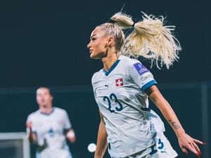 Pesepakbola Terseksi Ini Gerah Terus Dikritik