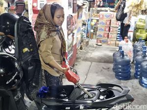 Antrean di SPBU Mengular, Warga Surabaya Kini Beralih ke Warung Madura