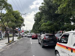 Antrean di SPBU Surabaya Mengular hingga Puluhan Meter