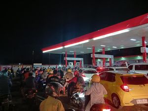 Antrean Panjang di SPBU Urip Makassar Dipicu Isu Kenaikan Harga BBM