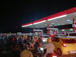 Antrean Panjang di SPBU Urip Makassar Dipicu Isu Kenaikan Harga BBM