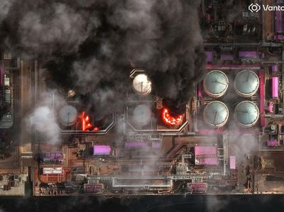 Citra Satelit Ungkap Kebakaran Tangki Minyak di Pelabuhan Rusia