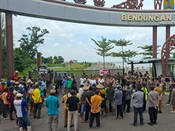 Tuntut Air Irigasi, Ratusan Petani Demo di Bendungan Semantok Nganjuk