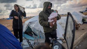 Di Tengah Dentuman Bom, Pengungsi Beirut Bertahan di Tenda Darurat