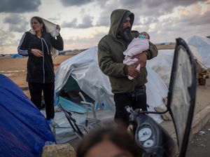 Di Tengah Dentuman Bom, Pengungsi Beirut Bertahan di Tenda Darurat