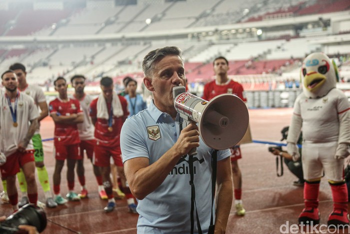 Pelatih Timnas Indonesia, John Herdman, menyampaikan pesan langsung kepada para suporter usai laga FIFA Series 2026 di Jakarta, Senin (30/3/2026). Dengan menggunakan pelantang suara di hadapan pendukung, Herdman mengapresiasi dukungan yang terus meng