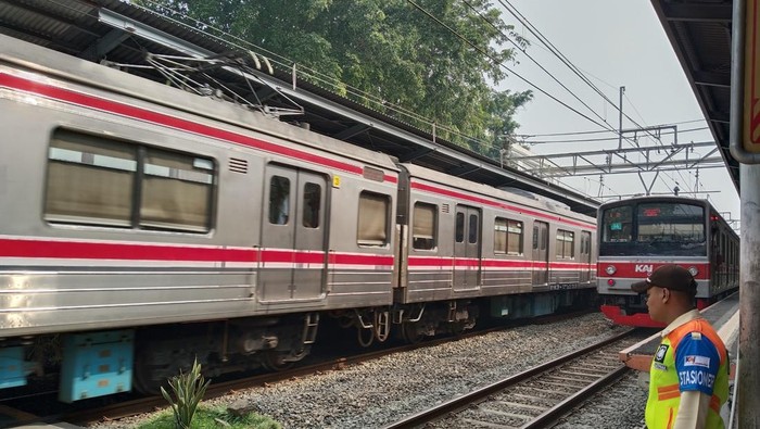 Evakuasi Warga Tertemper Selesai, KRL Jakarta Kota dan Tangerang Normal Kembali Ilustrasi KRL Jabodetabek (Haris/detikcom)