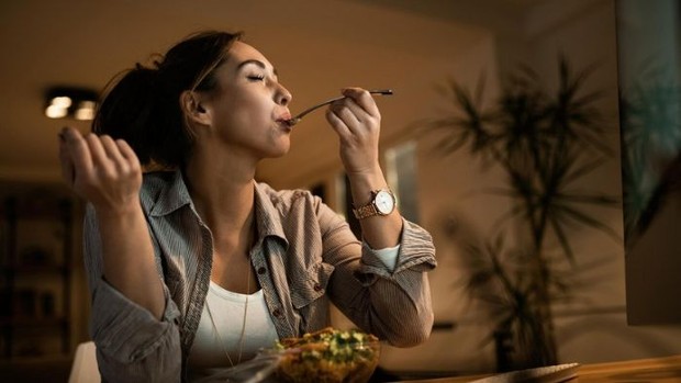 Ilustrasi Orang yang Jarang Posting Makanan/Foto: Freepik.com/Drazen Zigic