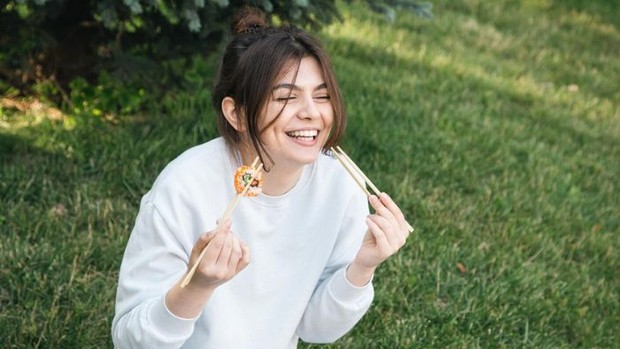 Ilustrasi Orang yang Jarang Posting Makanan/Foto: Freepik.com/pvproductions