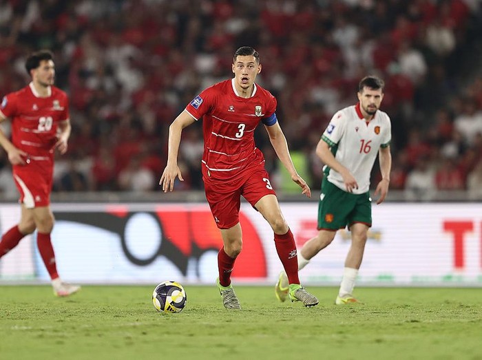 JAKARTA, INDONESIA - MARCH 30: Jay Idzes of Indonesia controls the ball during the FIFA Series 2026 match between Indonesia and Bulgaria at Gelora Bung Karno Stadium on March 30, 2026 in Jakarta, Indonesia. (Photo by Robertus Pudyanto - FIFA/FIFA via Getty Images)