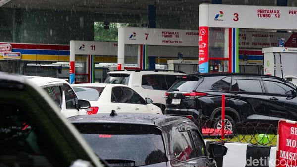 Jelang 1 April, Antrean Mobil Mengular di SPBU Jakarta