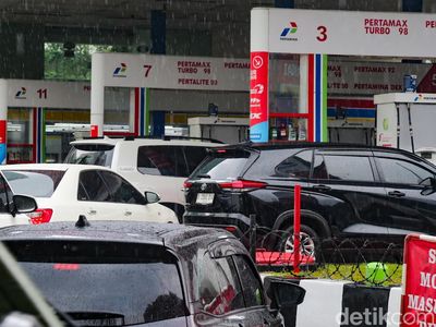 Jelang 1 April, Antrean Mobil Mengular di SPBU Jakarta