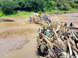 Dihantam Banjir, Jembatan Penghubung 2 Kecamatan di Situbondo Putus