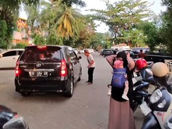 Jukir Losari Makassar Bebas Patok Parkir Mobil Rp 10 Ribu di Depan Petugas