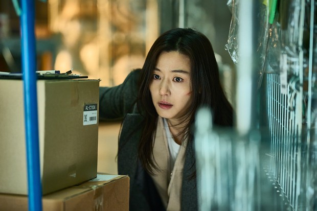 Jun Ji Hyun di film Colony/ Foto: instagram.com/showbox.movie Jun Ji Hyun di film Colony/ Foto: instagram.com/showbox.movie