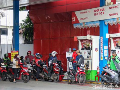 Kabar Kenaikan BBM Batal, Antrean Panjang Telanjur Terjadi di SPBU