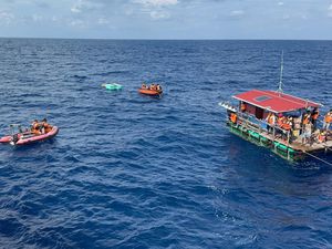 Video Momen Evakuasi 21 ABK KM Nazila yang Tenggelam di Maluku Utara